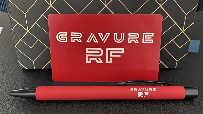 Carte d'affaires métal rouge et stylo assorti gravés Gravure RF