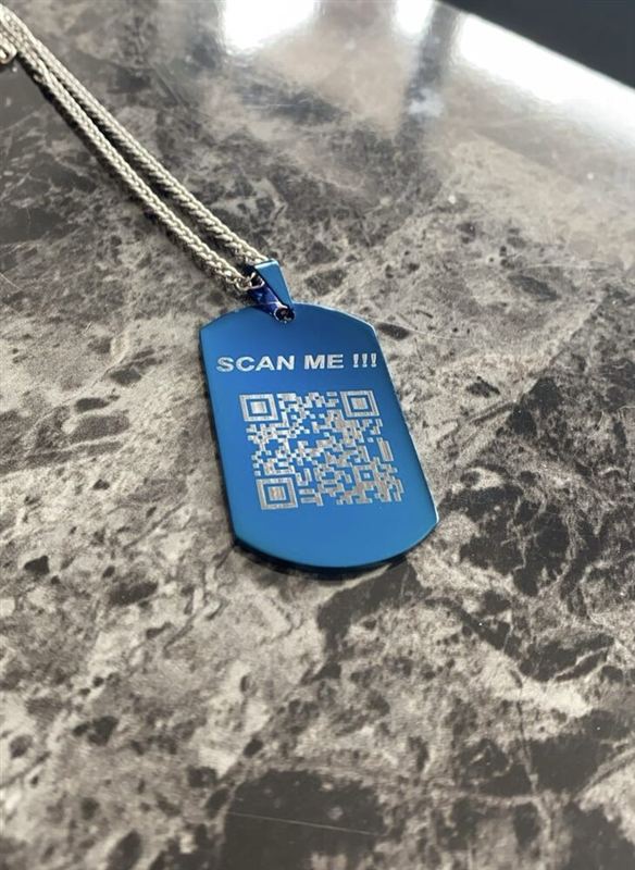 Pendentif métal bleu gravé d'un code QR « Scan me »