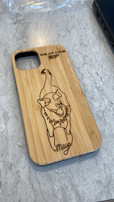 Étui de téléphone en bambou gravé d'un chien et du nom « Maya »
