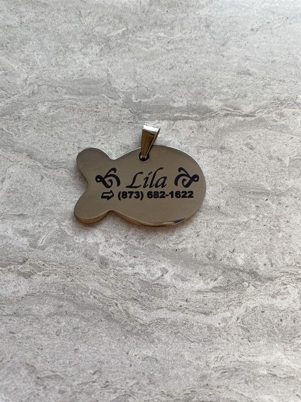 Médaillon en forme de poisson gravé « Lila » avec numéro de téléphone