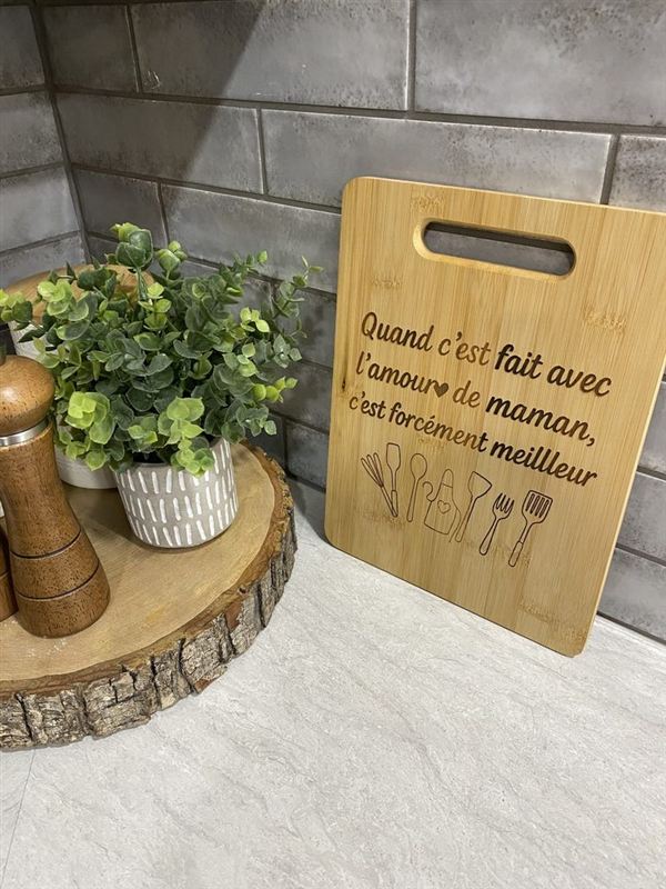 Planche à découper en bambou gravée d'une citation pour maman
