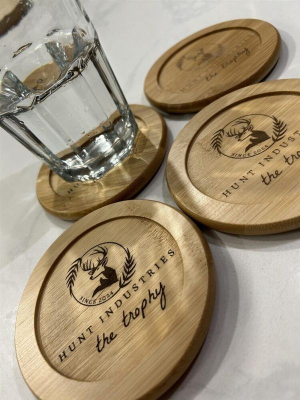 Sous-verres en bambou gravés avec logo d'entreprise Hunt Industries