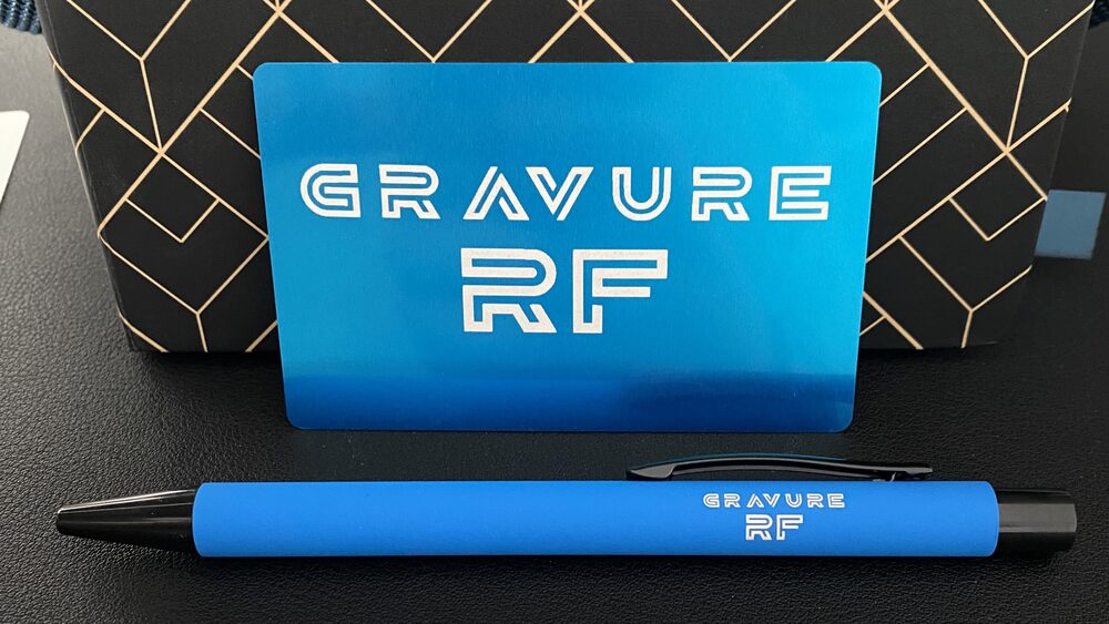 Carte d'affaires métal bleue et stylo assorti gravés Gravure RF