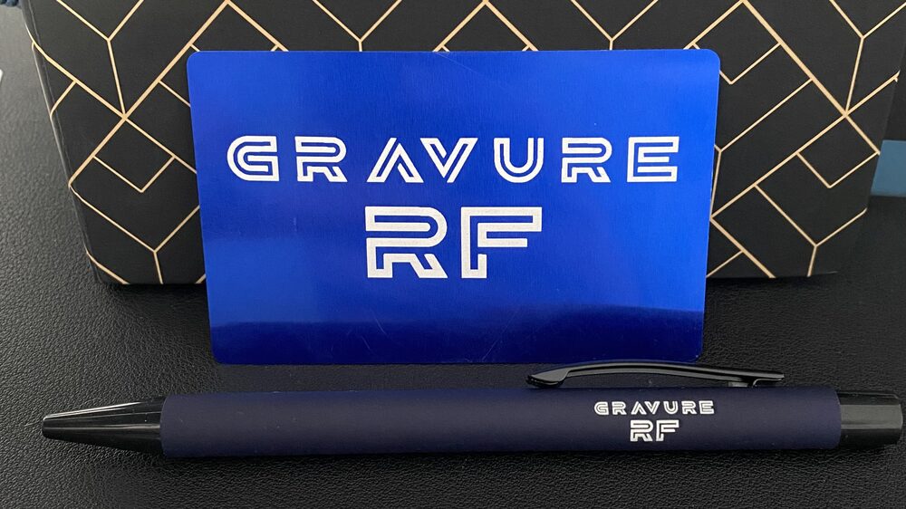 Carte d'affaires métal bleu marine et stylo assorti gravés Gravure RF
