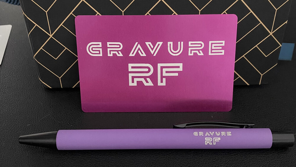 Carte d'affaires métal rose et stylo assorti gravés Gravure RF