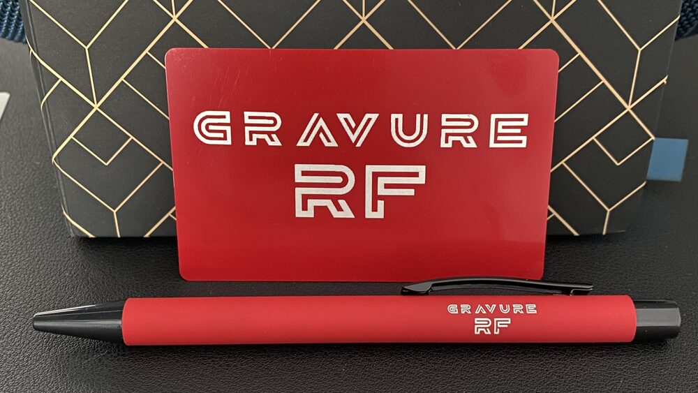 Carte d'affaires métal rouge et stylo assorti gravés Gravure RF