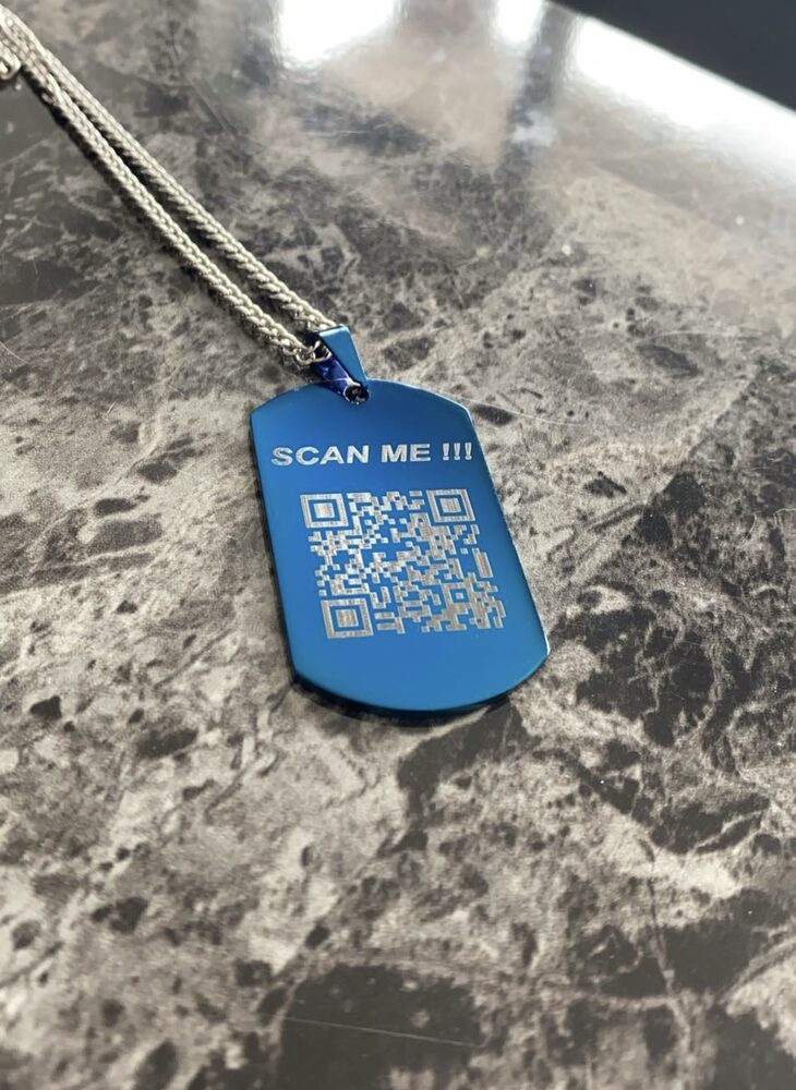 Pendentif métal bleu gravé d'un code QR « Scan me »