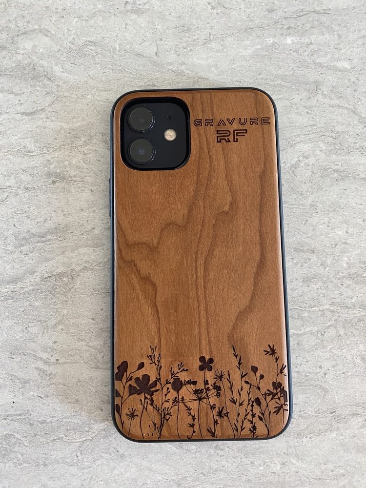 Étui de téléphone en bois de cerisier gravé de fleurs sauvages