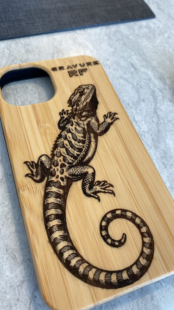 Étui de téléphone en bambou gravé d'un lézard barbu