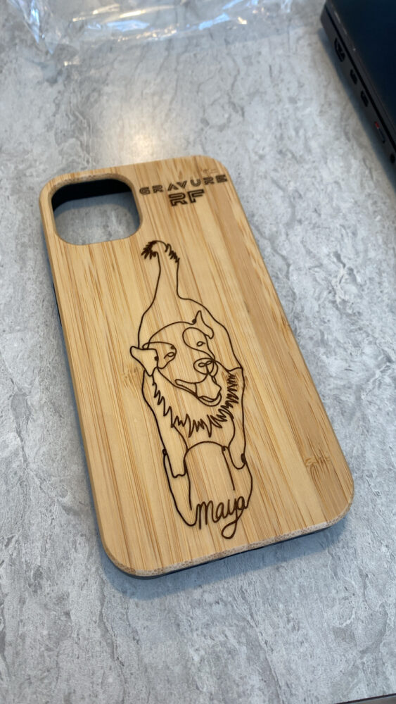 Étui de téléphone en bambou gravé d'un chien et du nom « Maya »