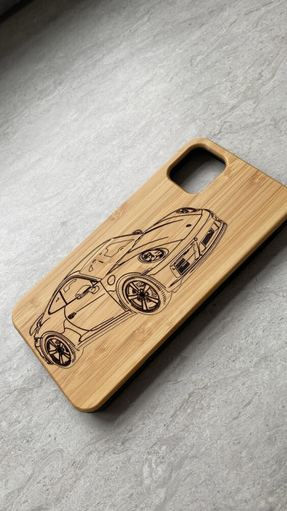 Étui de téléphone en bambou gravé d'une voiture sport