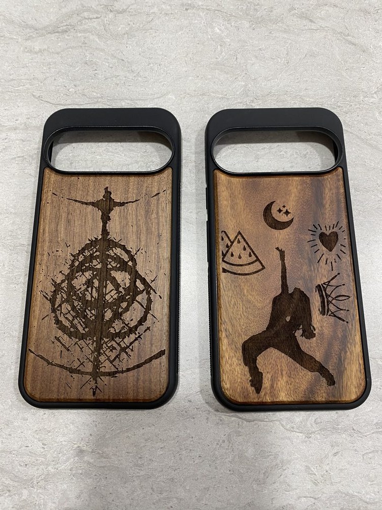 Étuis de téléphone en bois gravés de motifs style tatouage