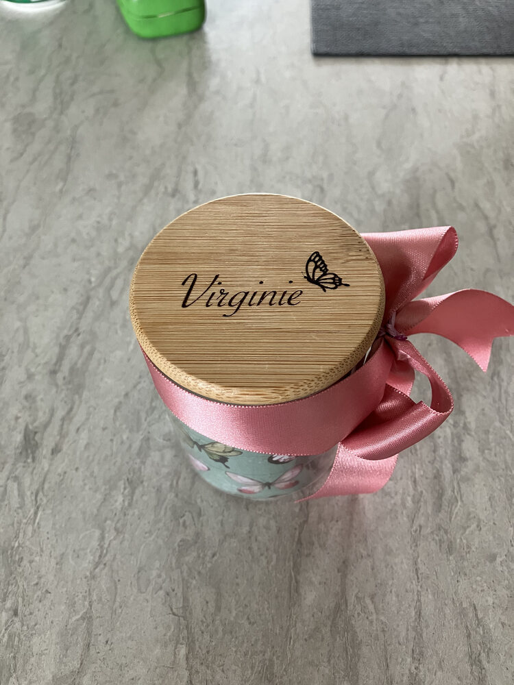 Couvercle de pot en bambou gravé « Virginie » avec un papillon