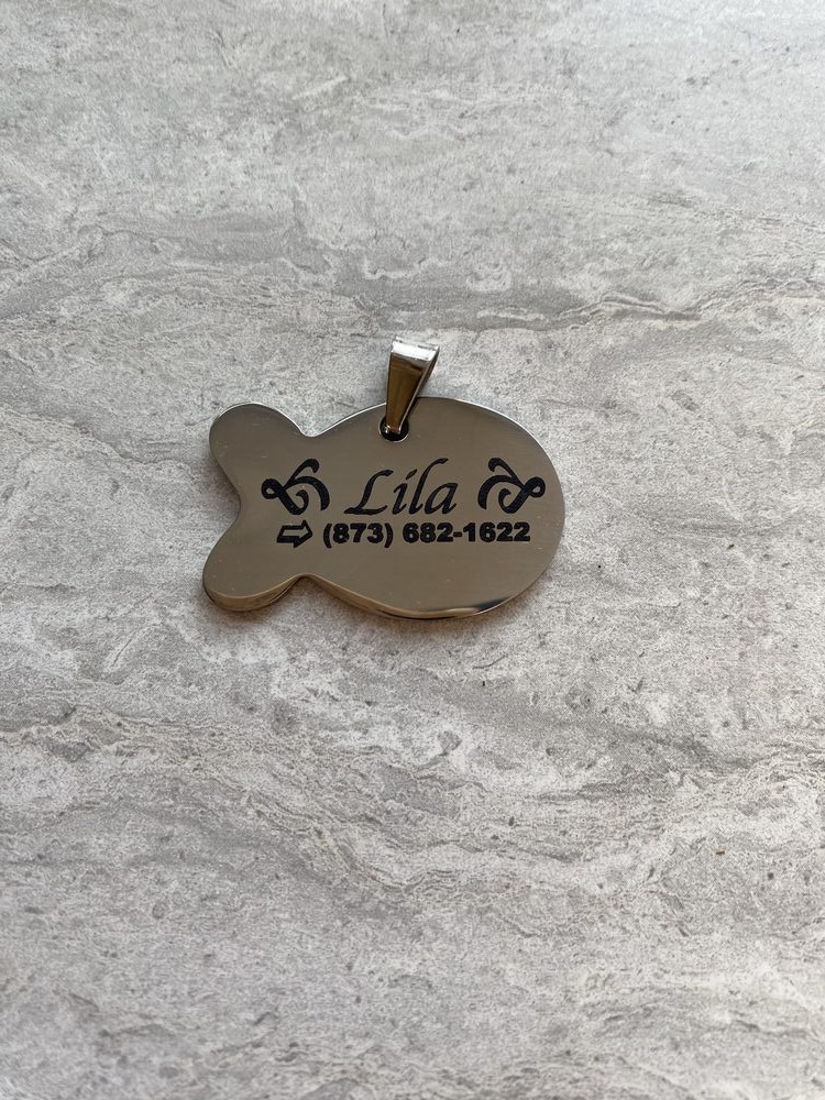 Médaillon en forme de poisson gravé « Lila » avec numéro de téléphone
