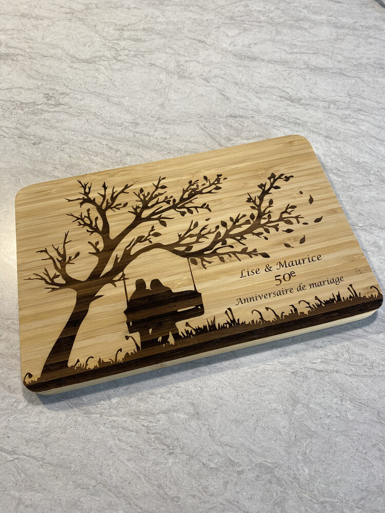 Planche à découper gravée d'un arbre et d'un couple pour un 50e anniversaire de mariage