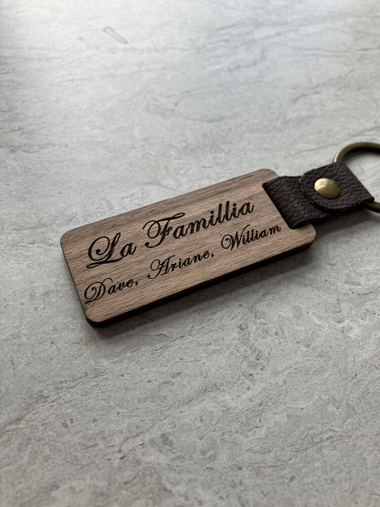 Porte-clé en bois gravé « La Familia » avec les prénoms de la famille