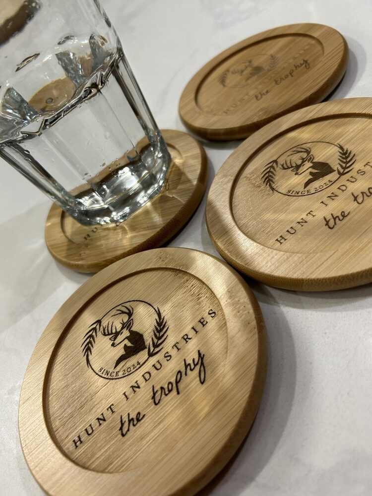 Sous-verres en bambou gravés avec logo d'entreprise Hunt Industries